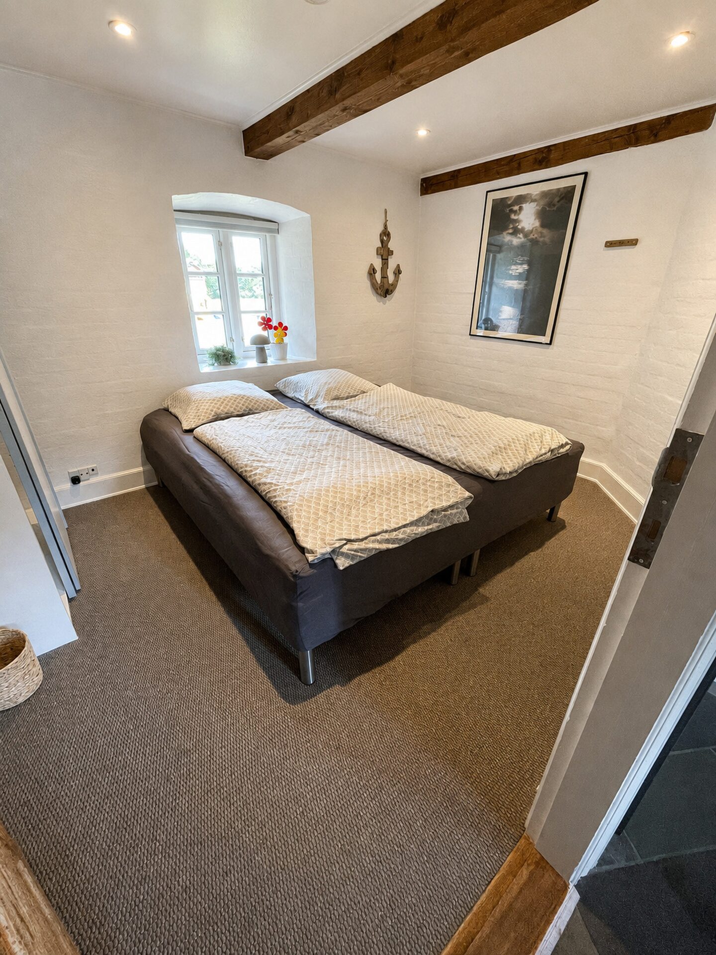 Schlafzimmer mit Queensizebett