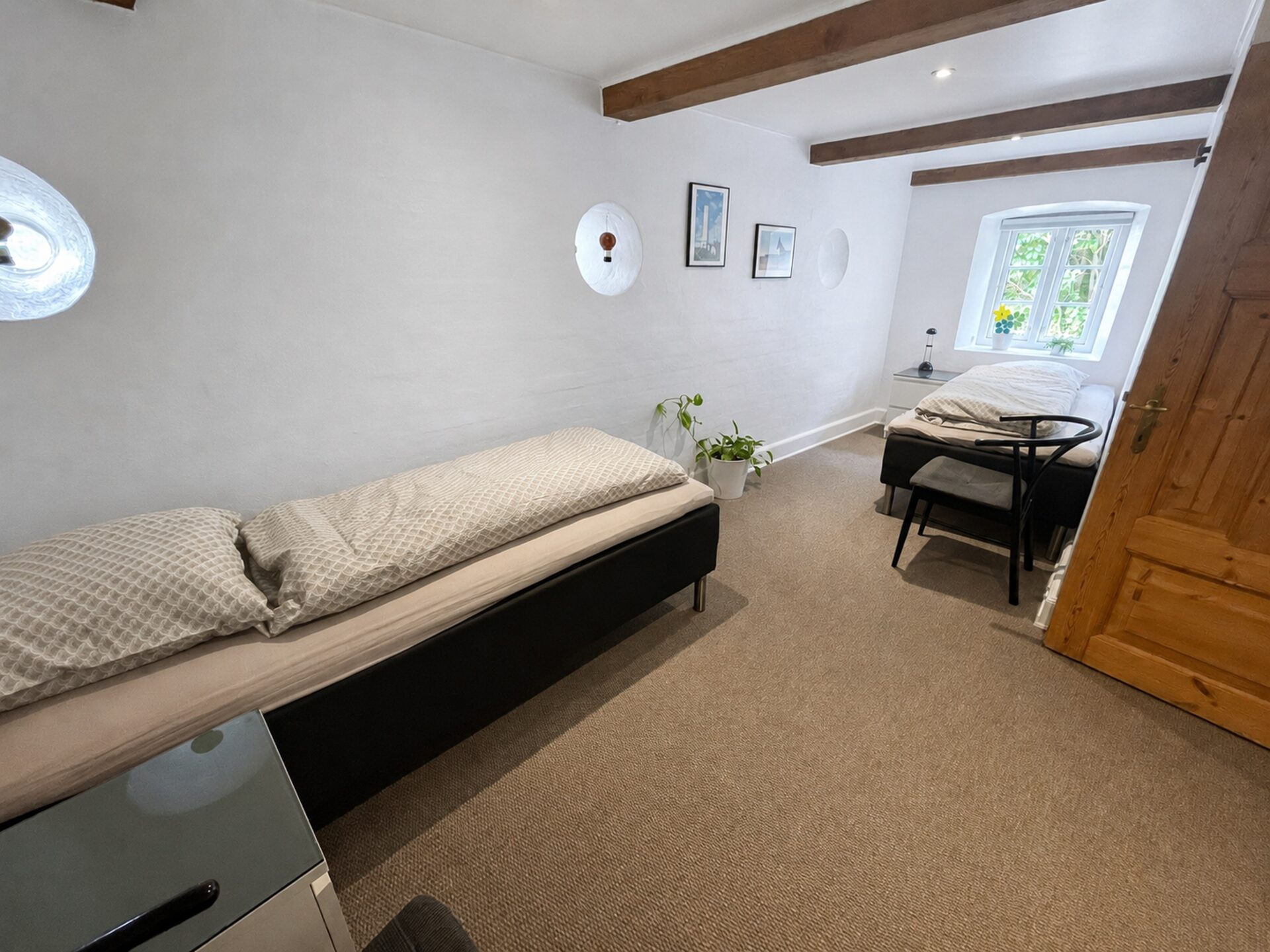 Schlafzimmer mit zwei Einzelbetten