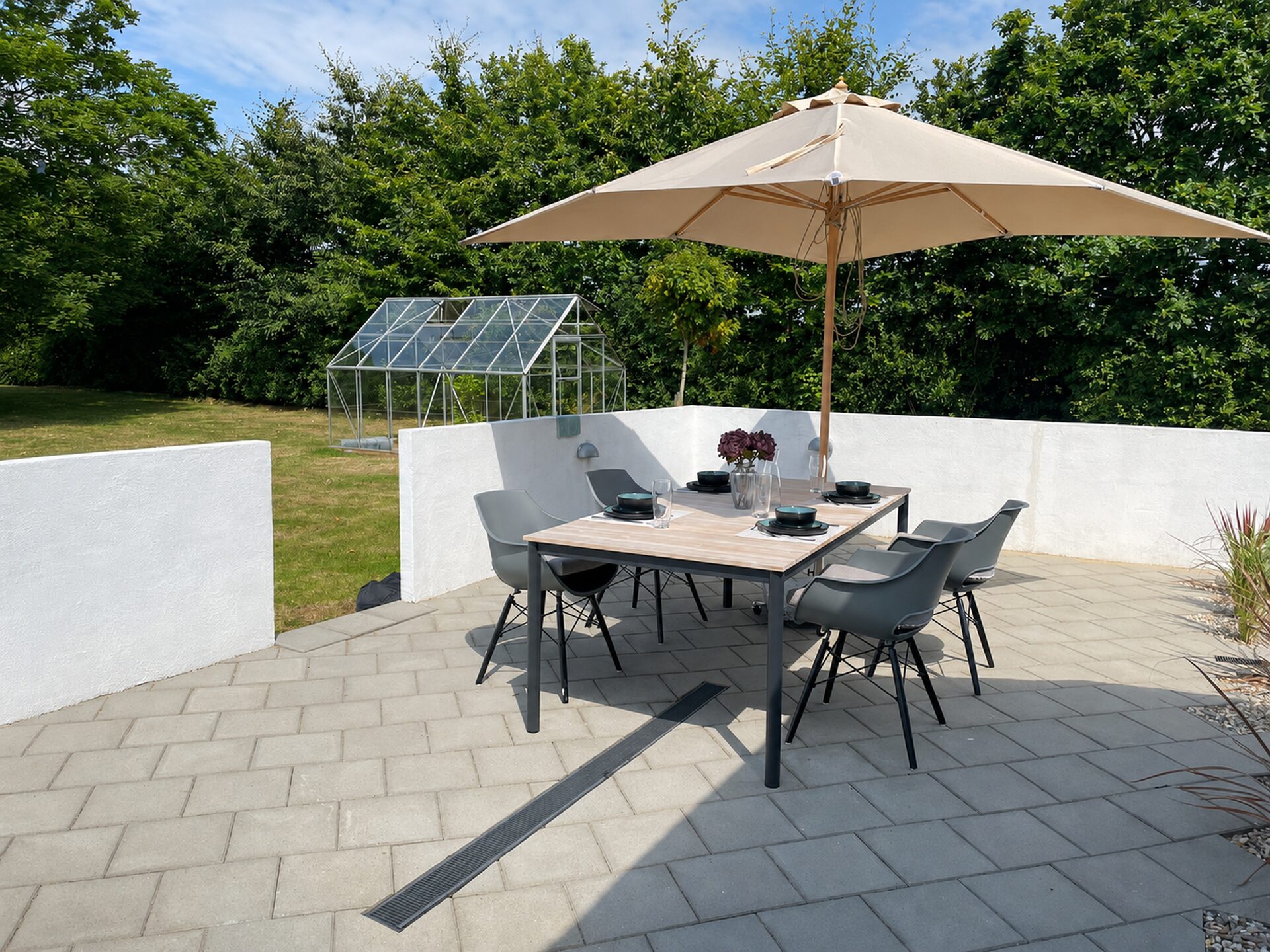 Terrasse von Hvidgård mit Blick ins Grüne